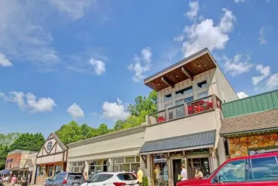Image de Luxurious loft escape at  Down Town Blue Ridge! Walk to everything! No driving!
