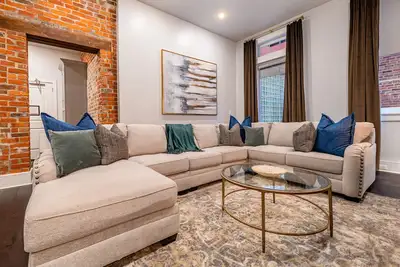 Image de 🧡 Indulge Yourself! 2 Kitchens 2 Living Rooms 2 Terraces! Double Up ✌🏽Steps To It All! 🧡