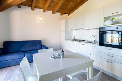 Image de Appartement de vacances « Case Aquafan Mare » avec vue mer, piscine et terrasse