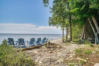 Image de Sturgeon Bay Hideaway w/ Direct Water Access!