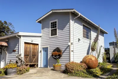 Image de 1 Bedroom 1 Bath Vacation Rental Home on Noyo Harbor
