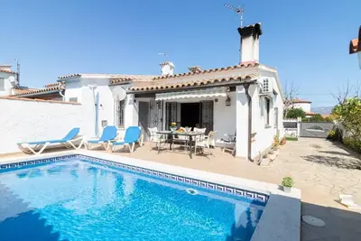 Image de Maison avec piscine privée et wifi