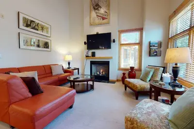Image de Spacious Modern Home in the Eagle Lodge Area. Washer/Dryer, Covered Parking
