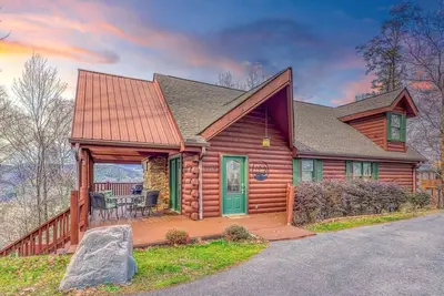Image de Cozy 3-Bedroom Cabin with Private Hot Tub, Pool Table & Mountain Views
