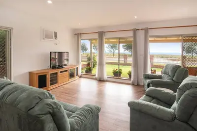 Image de Beachfront home Busselton- Jetty Views