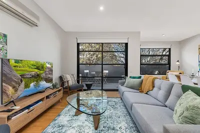 Image de Beautiful 2-Storey Unit with Balcony near Smith St
