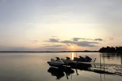 Image de Lux Lakefront Home + 3 Rustic Cabins - Sleeps 20