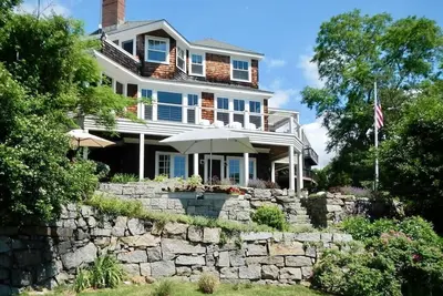 Image de A tranquil ocean retreat steps from the water's edge