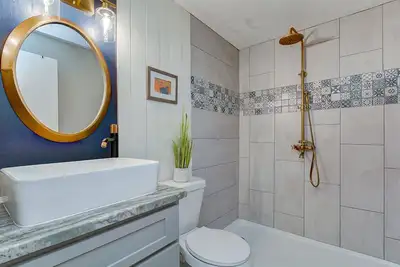 Image de 【3 Bedrooms/Firepit/Private Outdoor Dining Area /Local History Themed/Sleeps 7! 】