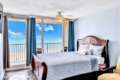 Image de Oceanfront escape with kitchenette, pool, easy beach access, balcony & views