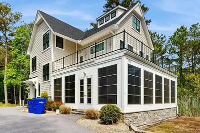 Image de Pond Acres paradise with sunroom, central Ac, & washer/dryer