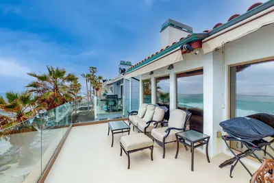 Image de Luxury Beachfront Getaway: Stylish Home with Balcony, Firepit & Ocean Views