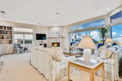 Image de Spacious oceanfront home with private sauna & lovely sun room -  great location