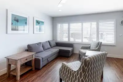 Image de Well-equipped condo with beach access, W/D & amazing location