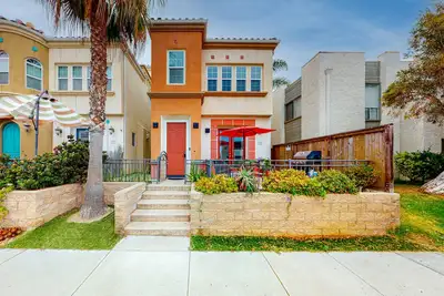 Image de Ocean-view townhouse with balcony, deck, grill & washer/dryer - walk to beach