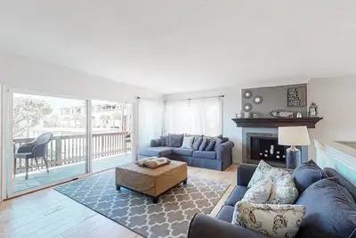 Image de Beautiful & Modern House Across Street From Beach w/Free WiFi, Ac, Firepit, W/D