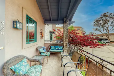 Image de Gorgeous condo blocks from the beach with fireplace, balcony, central Ac, & W/D