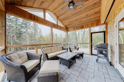 Image de Dog-friendly, two-story home with screened-in patio & gas grill - near golf