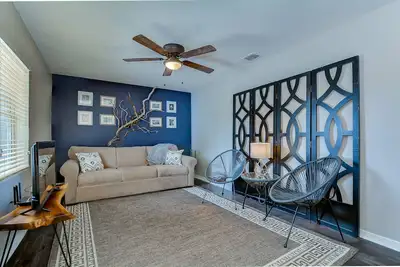 Image de 15 Mins to Closest Beach, 10 minutes from Downtown, with FIrepit!