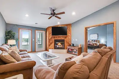 Image de Beautiful lakefront home w/free WiFi, full kitchen, shared pool & hot tub