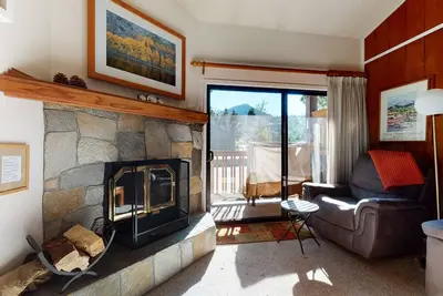 Image de Summit 293 Bright, Spacious with Under Ground Parking, Walk to Eagle Lodge by RedAwning