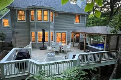 Image de LakePath Beach House - walk to beach, hot tub, pets