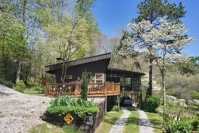 Image de Mountain view cabin, fully remodeled, huge screen in porch with panoramic view.