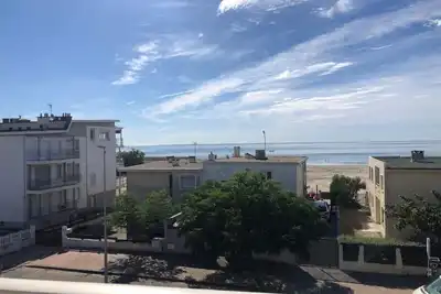 Image de appartement   au dernier étage d'un immeuble qui en compte deux