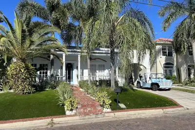 Image de Spectacular Modern Luxury - Prime Hyde Park Bayshore 12 person Spa & Coldplunge