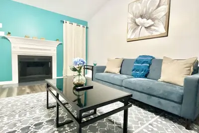 Image de Newly Renovated Home- Clean & Comfy