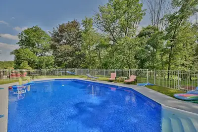 Image de Luxury Villa in the heart of Poconos with Pool, Hot Tub, Sauna, and Game Room