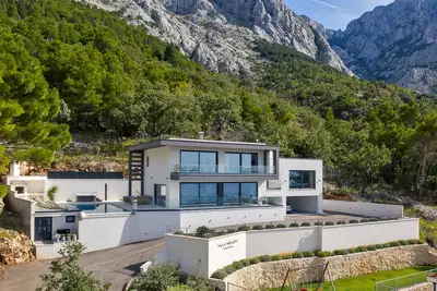 Image de 5* Villa Melody in Bast