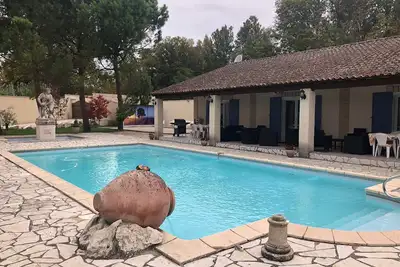 Image de maison avec grande piscine individuelle