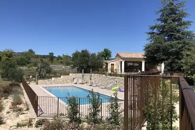 Image de Gîte 6 personnes climatisé dans un mas de charme et de caractère avec piscine
