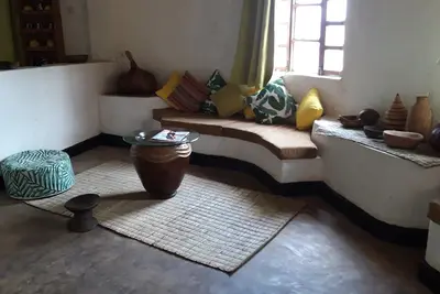 Maison traditionnelle écologique à la campagne Rwandaise.