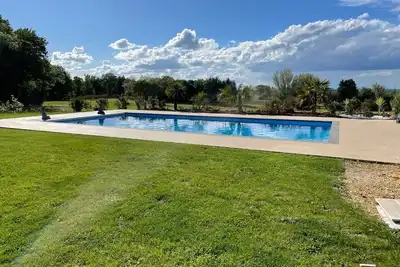Image de Magnifique maison en pierre avec grande piscine chauffée