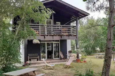 Image de Maison au cœur de la forêt avec lac, plages océanes, piscine, tennis et vélo.