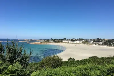 Image de \"Keramuze\": gîte confortable vue mer avec terrasse et petit jardin. Plage à 200m