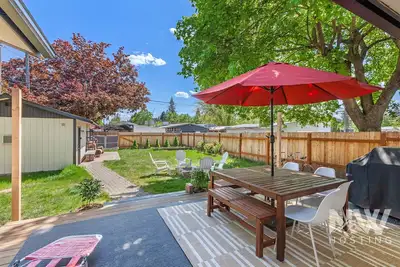 Image de Cozy Downtown Bungalow—Fire Pit, Spacious Deck, Fenced Yard & Walk to Local Dining, Bars & Shops!