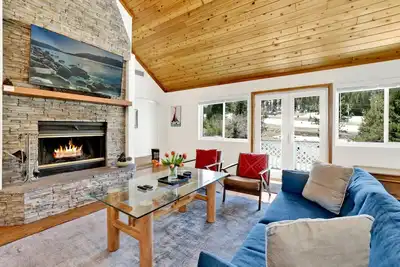 Image de Lassen Paradise Ski Haus Chalet at Bear Mountain| Foosball | Shuffleboard