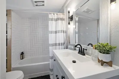 Image de Spruce Cottage Renovated industrial bungalow