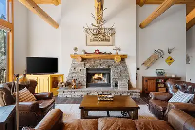 Image de View on the Rocks. Brand new addition 2 bedrooms, game room, deck and more!
