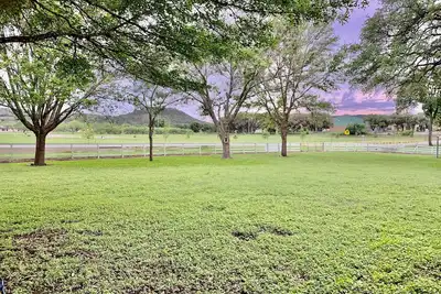 Image de Private home on 3\/4 acre lot surrounded by Oak trees
