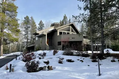 Image de \nSpring Break Escape! Sunriver Trails, Bike Paths, Rivers & Warm Fireplaces
