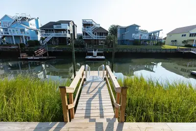 Image de 5 Star Sunset Beach canal home - Kayak, paddleboard, bring your boat & jetskis