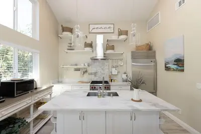 Image de Adorable 2 Bedroom Guest House w\/ Pool + Jacuzzi