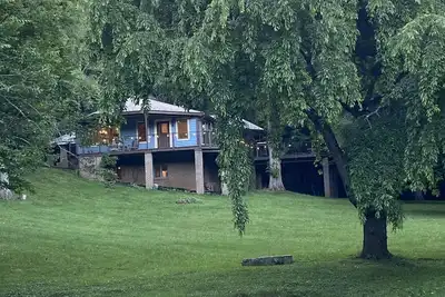 Image de House on Creek, Huge Deck, Gorgeous Property with Pond, 5 min to Downtown Boone