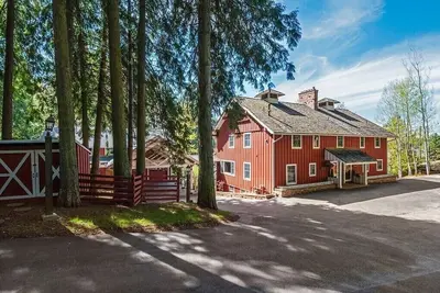 Image de One of a kind gem- 2 rental units on 1. 2 lakefront acres ideal for 2 families