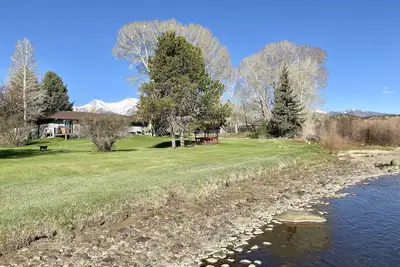 Image de Updated, pet friendly home steps from the Arkansas River~ Fly Fishing & Rafting