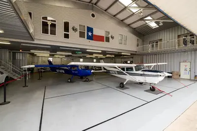 Image de The Hands Down Coolest Stay in Fort Worth - Active Airplane Hangar